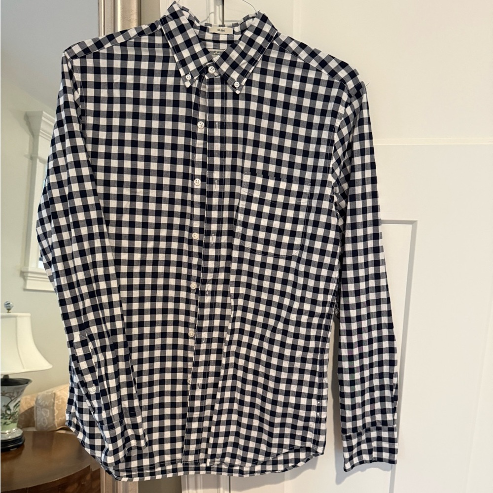 J crew men’s button down. Slim cut. Used but like new. Checkered